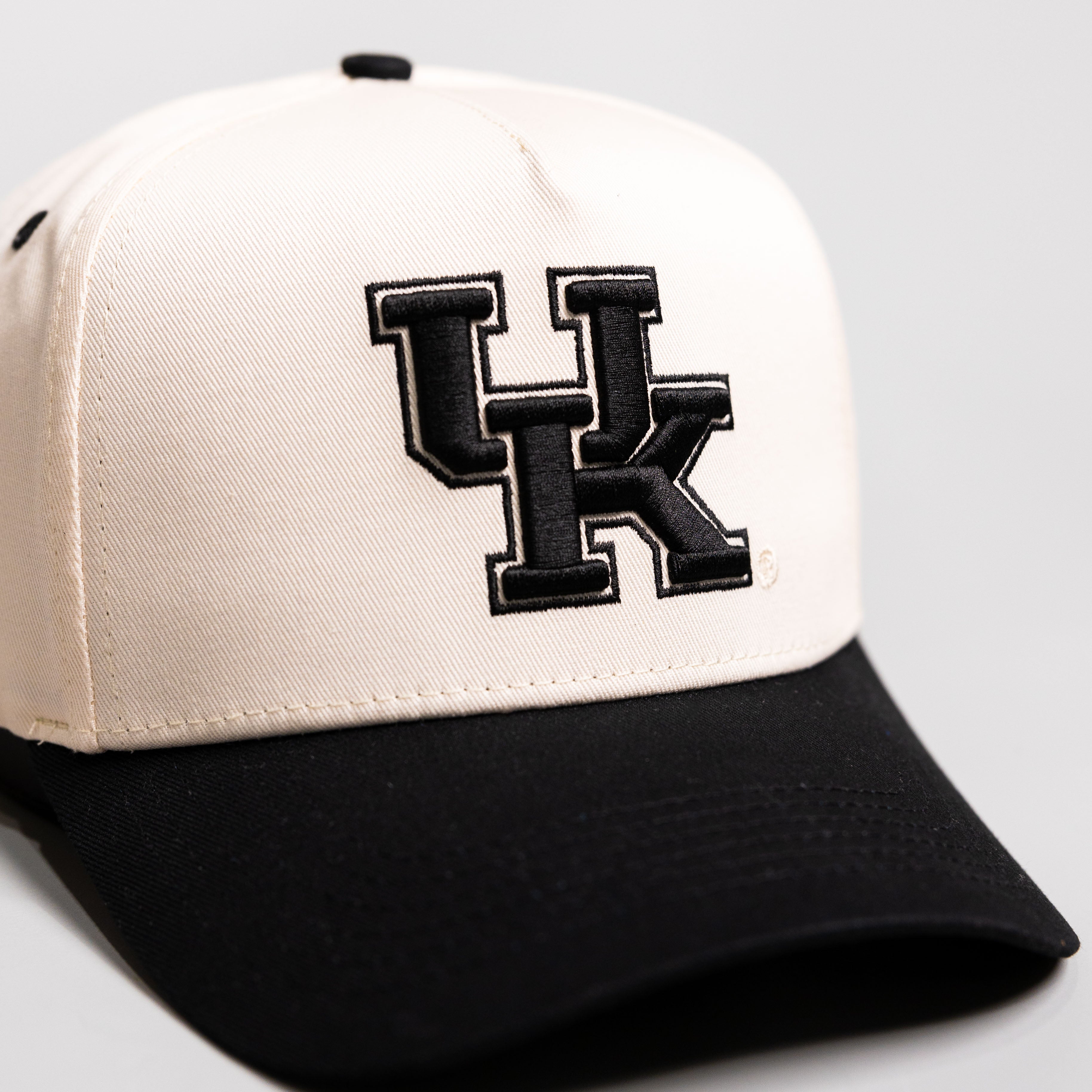 Kentucky Wildcats UK Hat Cream Black Brim Gold Wildcats Patch Snapback UK - Front Detail
