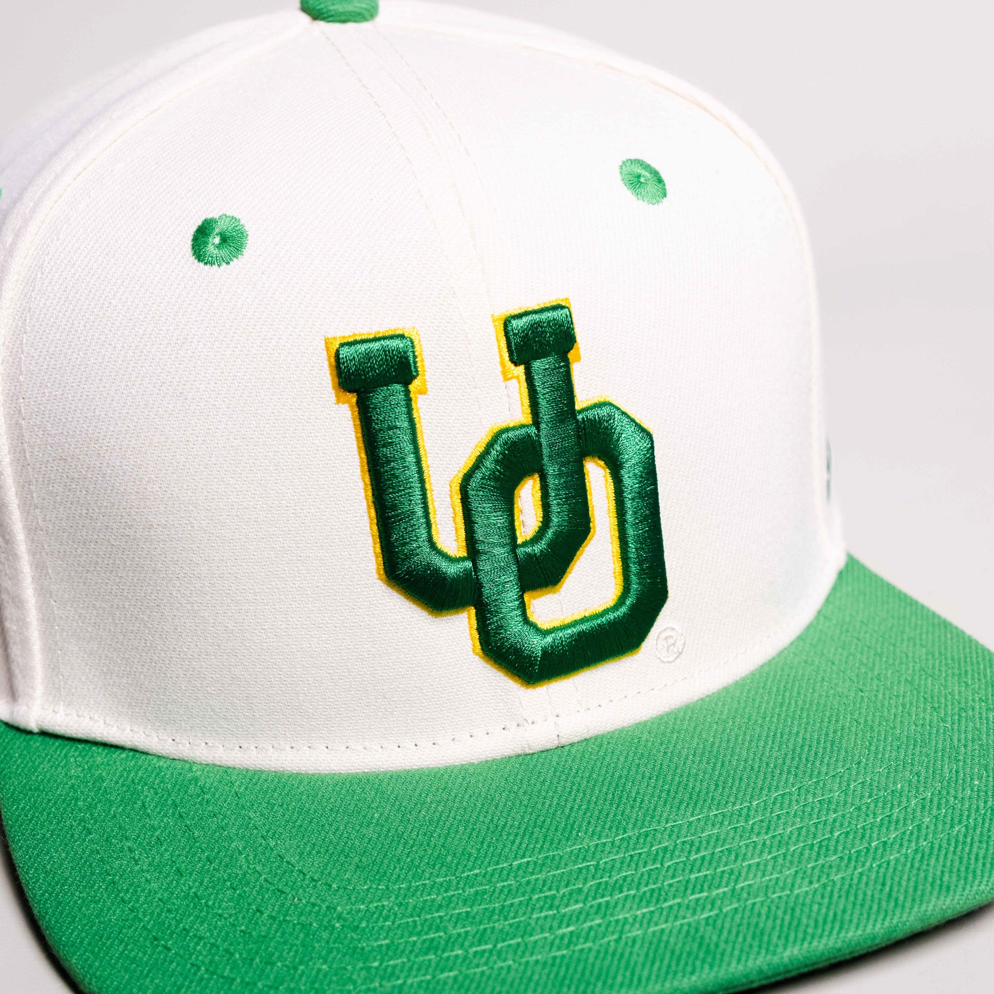 Oregon Ducks Hat White & Green Autzen Fitted - Front Detail